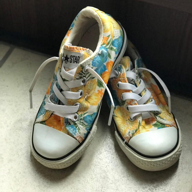 CONVERSE(コンバース)の【最終価格】コンバース 花柄　スニーカー　18センチ キッズ/ベビー/マタニティのキッズ靴/シューズ(15cm~)(スニーカー)の商品写真