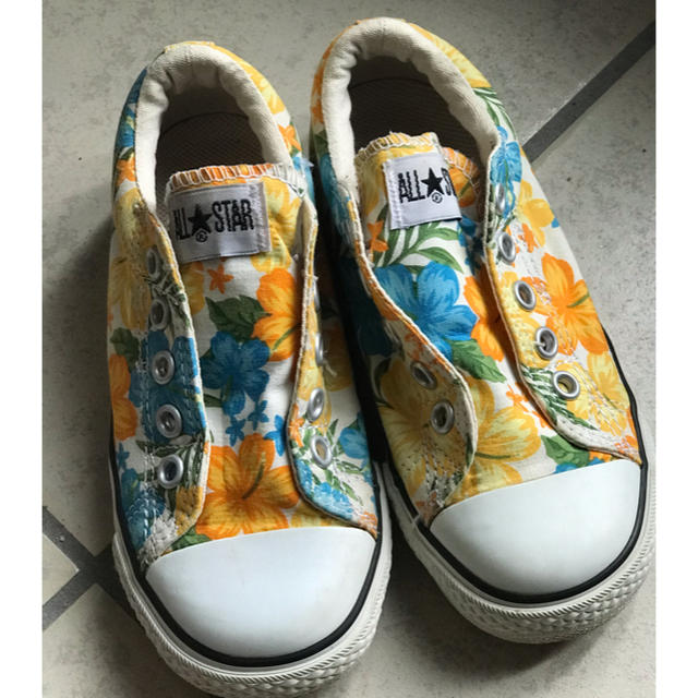 CONVERSE(コンバース)の【最終価格】コンバース 花柄　スニーカー　18センチ キッズ/ベビー/マタニティのキッズ靴/シューズ(15cm~)(スニーカー)の商品写真