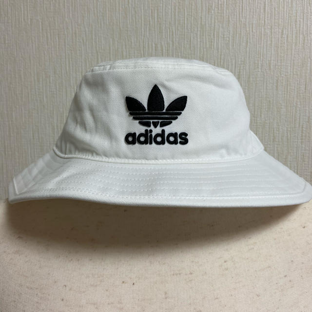 adidas(アディダス)の【57〜60㎝】白　 バケット ハット  アディダスオリジナルス メンズの帽子(ハット)の商品写真