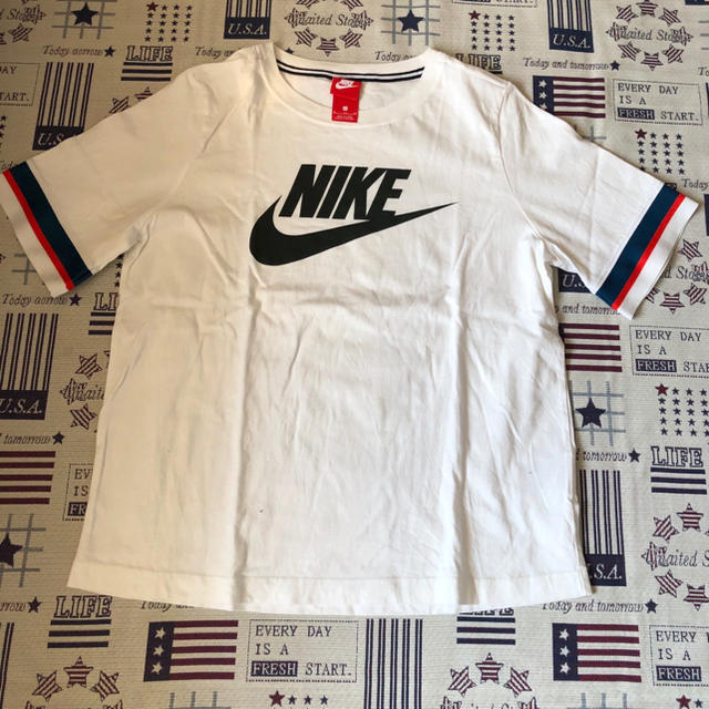 NIKE(ナイキ)のNIKE Tシャツ XL レディースのトップス(Tシャツ(半袖/袖なし))の商品写真