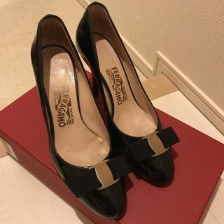 サルヴァトーレフェラガモ(Salvatore Ferragamo)のフェラガモリボンパンプス(ハイヒール/パンプス)