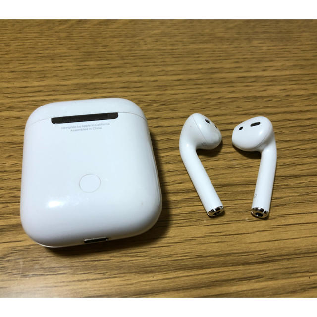 Apple(アップル)のair pods 第一世代　Apple 純正品　完動品 スマホ/家電/カメラのオーディオ機器(ヘッドフォン/イヤフォン)の商品写真