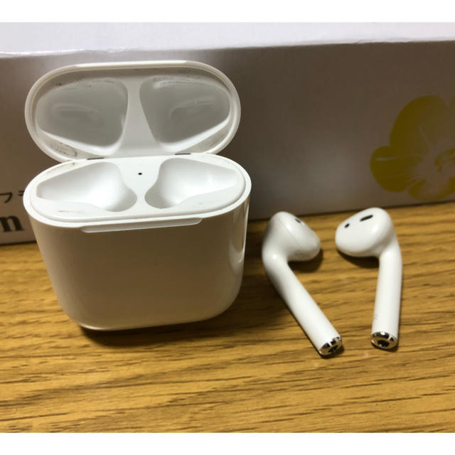 Apple(アップル)のair pods 第一世代　Apple 純正品　完動品 スマホ/家電/カメラのオーディオ機器(ヘッドフォン/イヤフォン)の商品写真