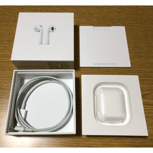 Apple(アップル)のairpods 第一世代　Apple純正品　完動品 スマホ/家電/カメラのオーディオ機器(ヘッドフォン/イヤフォン)の商品写真