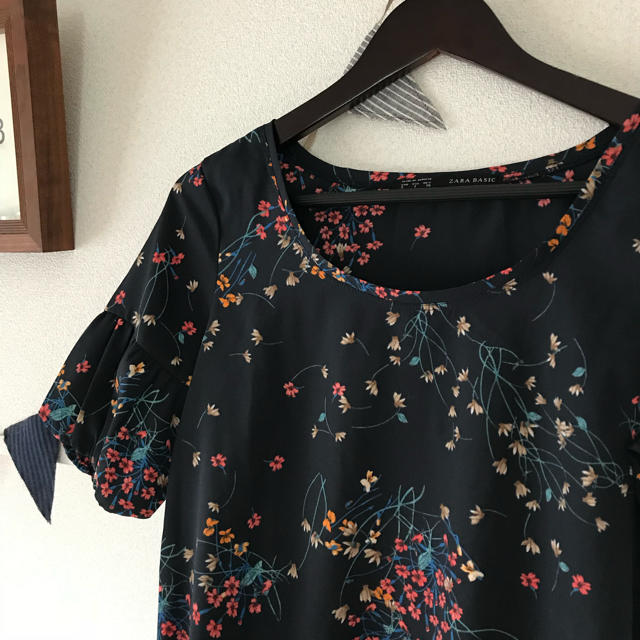 ZARA(ザラ)のZARA BASIC 花柄ブラウス レディースのトップス(シャツ/ブラウス(半袖/袖なし))の商品写真