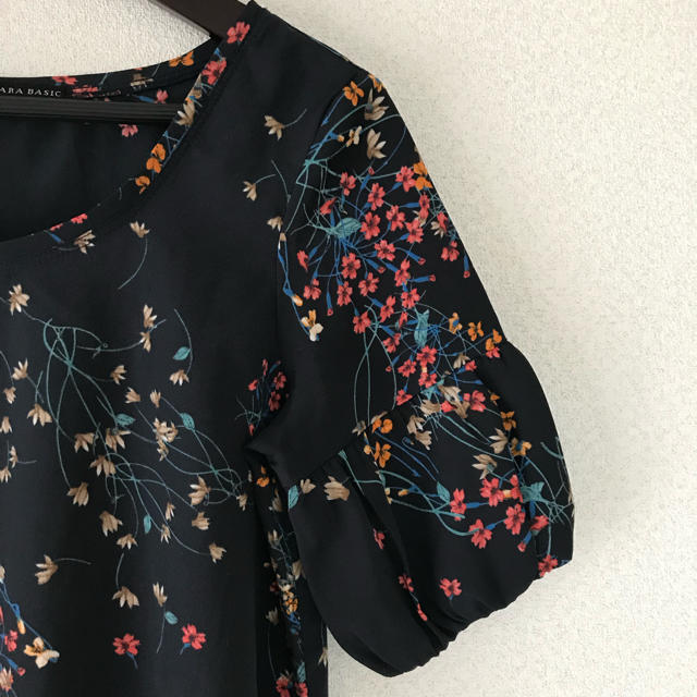 ZARA(ザラ)のZARA BASIC 花柄ブラウス レディースのトップス(シャツ/ブラウス(半袖/袖なし))の商品写真