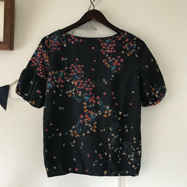 ZARA(ザラ)のZARA BASIC 花柄ブラウス レディースのトップス(シャツ/ブラウス(半袖/袖なし))の商品写真