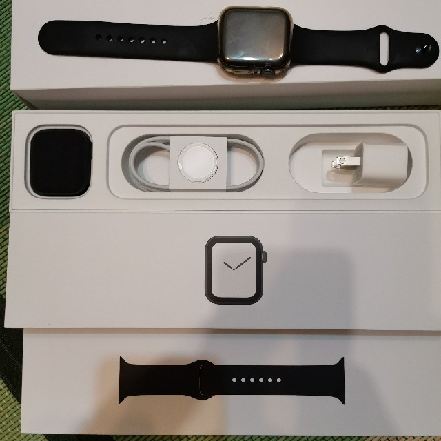 Apple Watch(アップルウォッチ)の週末限定値下げ：Apple Watch 4(44mm/Spacegray) メンズの時計(腕時計(デジタル))の商品写真