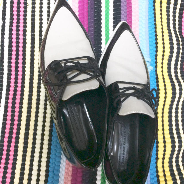 ZARA(ザラ)のzaraポインテッドフラットシューズ レディースの靴/シューズ(ハイヒール/パンプス)の商品写真