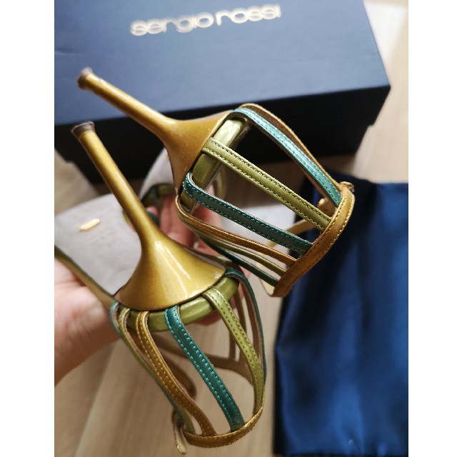 Sergio Rossi(セルジオロッシ)のSergio Rossiのグリーン系エナメルドレスサンダル 37サイズ 24cm レディースの靴/シューズ(ハイヒール/パンプス)の商品写真