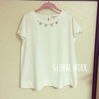 グローバルワーク(GLOBAL WORK)のビジュー付きトップス(シャツ/ブラウス(半袖/袖なし))