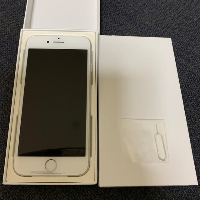 Apple(アップル)の新品　iPhone8 256GB シルバー スマホ/家電/カメラのスマートフォン/携帯電話(スマートフォン本体)の商品写真