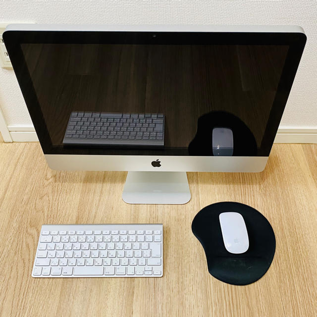 Mac (Apple)(マック)のApple iMac 21.5インチ 2011 インテリア/住まい/日用品のオフィス家具(オフィス/パソコンデスク)の商品写真