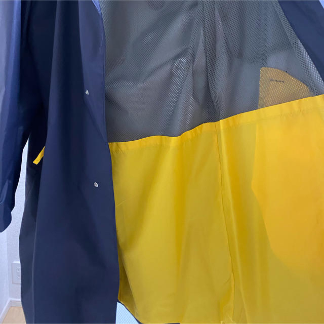 kolor(カラー)の新品未使用　kolor beacon ナイロンコート　ネイビー　イエロー メンズのジャケット/アウター(トレンチコート)の商品写真