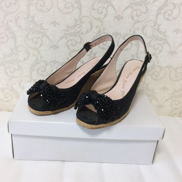 Mode et Jacomo(モードエジャコモ)のモードエジャコモ サンダル 黒 リボン 23.5 ビジュー 美品 レディースの靴/シューズ(サンダル)の商品写真