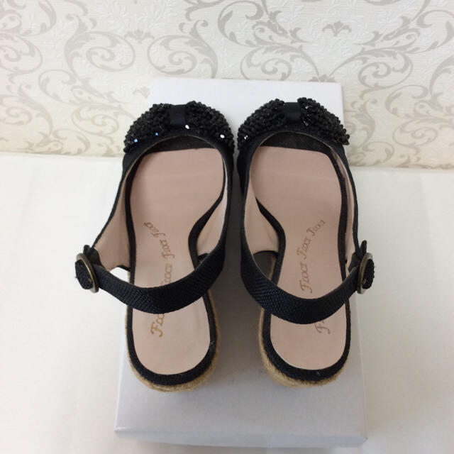 Mode et Jacomo(モードエジャコモ)のモードエジャコモ サンダル 黒 リボン 23.5 ビジュー 美品 レディースの靴/シューズ(サンダル)の商品写真