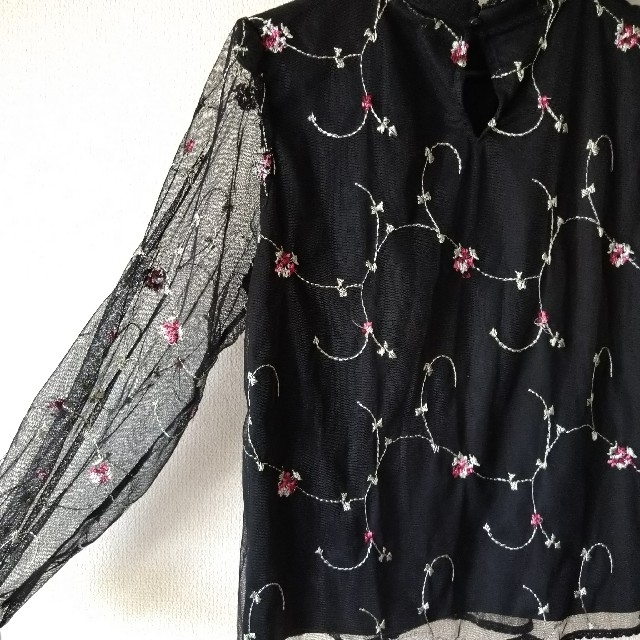 刺繍入りプルオーバートップス黒 レディースのトップス(カットソー(長袖/七分))の商品写真