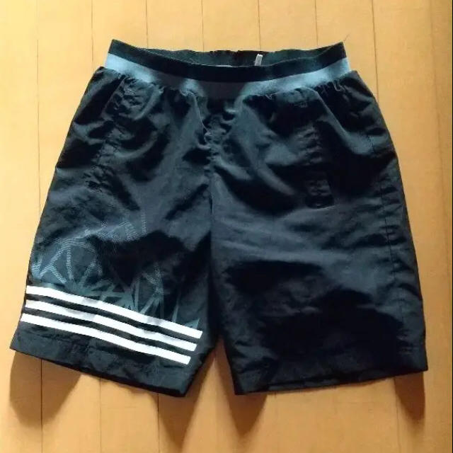 adidas(アディダス)のアディダス 短パン 160 キッズ/ベビー/マタニティのキッズ服男の子用(90cm~)(パンツ/スパッツ)の商品写真