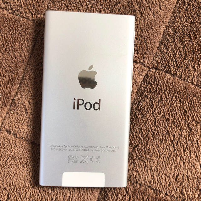 Apple(アップル)のiPod nano 第七世代　シルバー スマホ/家電/カメラのオーディオ機器(ポータブルプレーヤー)の商品写真