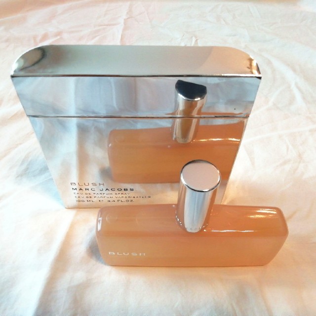 MARC JACOBS(マークジェイコブス)のMARC JACOBS　BLUSH　レア　廃盤　オードパルファム　100ml コスメ/美容の香水(香水(女性用))の商品写真