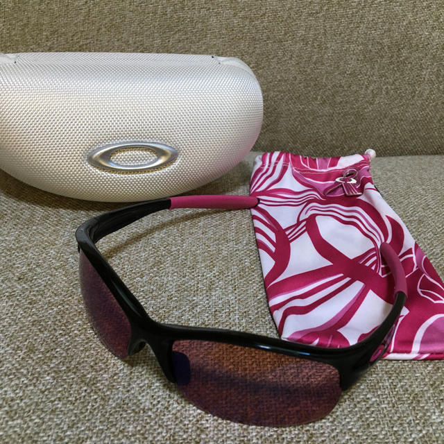 Oakley(オークリー)のオークリー　ピンクリボンコミット　ゴルフ レディースのファッション小物(サングラス/メガネ)の商品写真