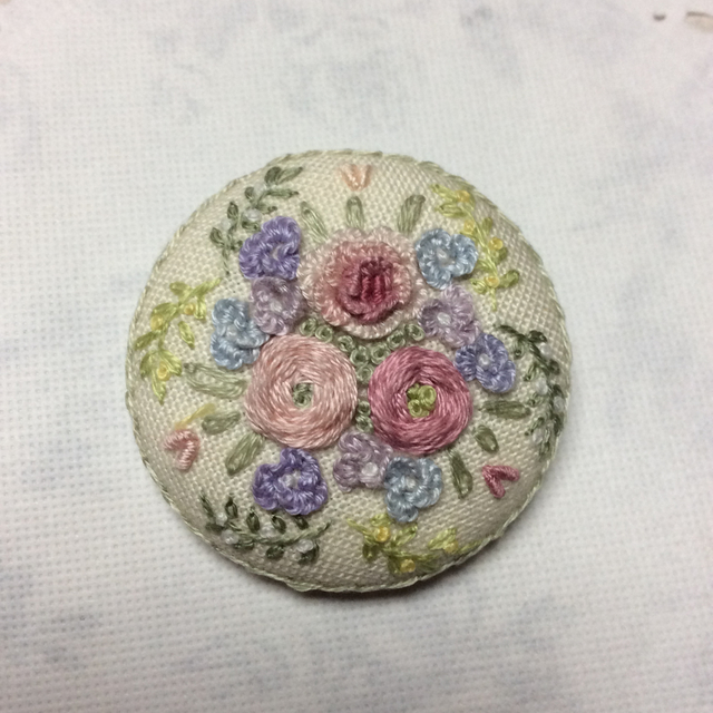 刺繍ブローチ ハンドメイド ハンドメイドのアクセサリー(コサージュ/ブローチ)の商品写真