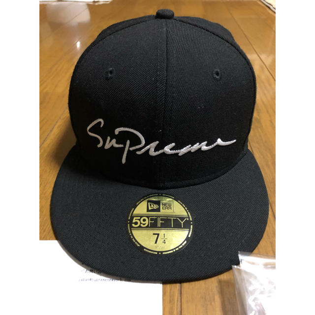 Supreme(シュプリーム)のsupreme script new era 7 1/4 blk メンズの帽子(キャップ)の商品写真