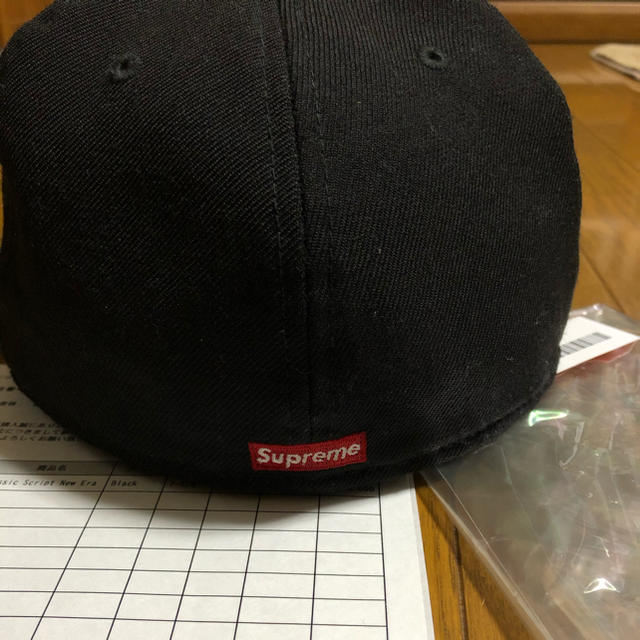 Supreme(シュプリーム)のsupreme script new era 7 1/4 blk メンズの帽子(キャップ)の商品写真