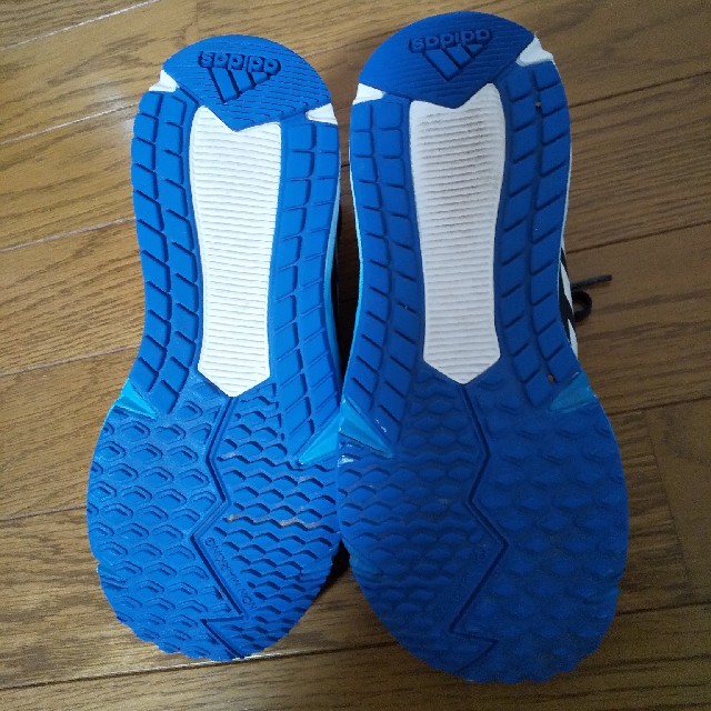 adidas(アディダス)のアディダス  ボーイズ用 サイズ23.5 キッズ/ベビー/マタニティのキッズ靴/シューズ(15cm~)(スニーカー)の商品写真