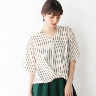 グローブ(grove)の【新品】grove 前タックスキッパーブラウス(シャツ/ブラウス(半袖/袖なし))