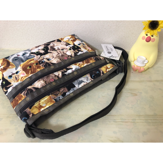 LeSportsac(レスポートサック)のレスポートサック  キャットカフェ　3ジップショルダー　猫好きの方へ レディースのバッグ(ショルダーバッグ)の商品写真