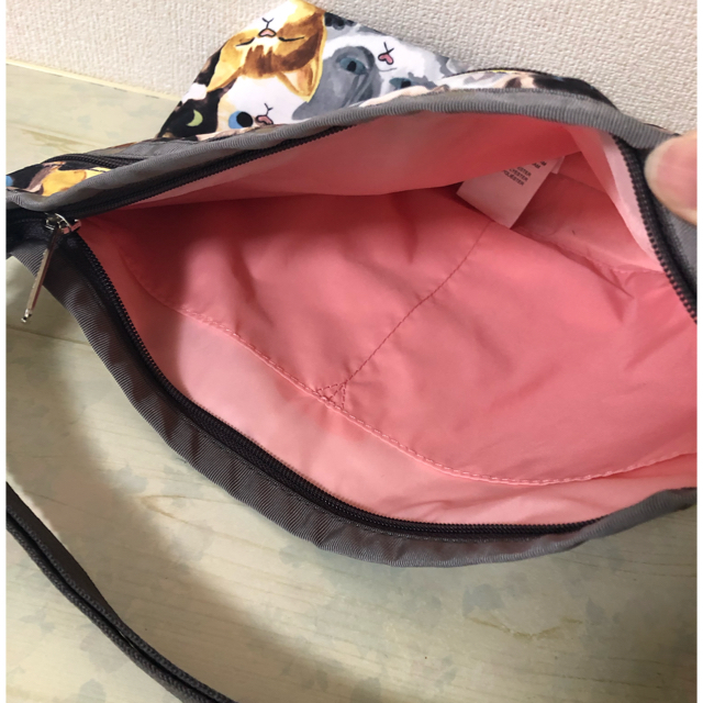 LeSportsac(レスポートサック)のレスポートサック  キャットカフェ　3ジップショルダー　猫好きの方へ レディースのバッグ(ショルダーバッグ)の商品写真