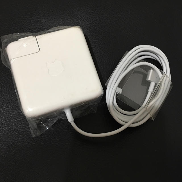 Mac (Apple)(マック)のApple アップル 45W MagSafe2 電源アダプタ (T 字コネクタ付 スマホ/家電/カメラのスマートフォン/携帯電話(バッテリー/充電器)の商品写真