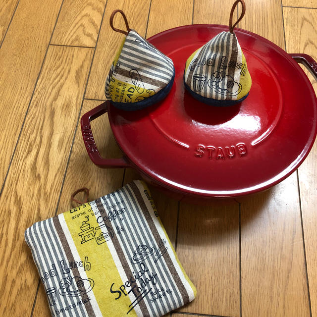 STAUB(ストウブ)の(再販)三角鍋つかみセット　カフェ ハンドメイドの生活雑貨(キッチン小物)の商品写真