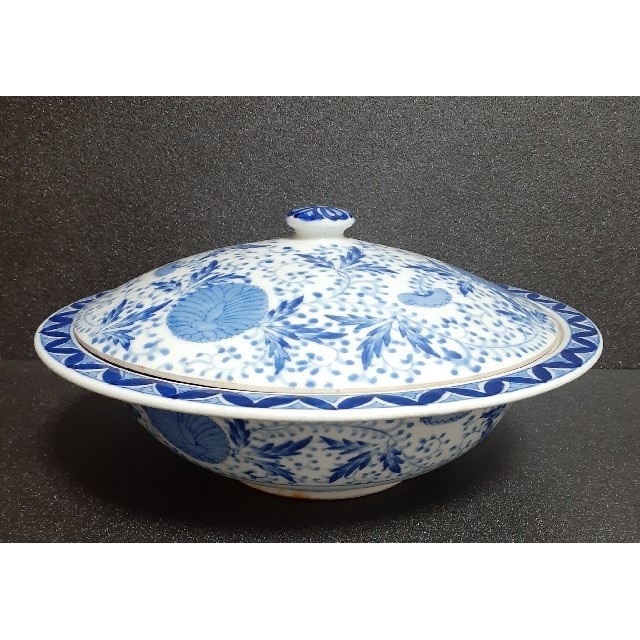 明治時代 古伊万里 染付 杏葉紋 抱き茗荷紋に花唐草文様 蓋付き 大鉢 名品の通販 By ぽんちゃん S Shop ラクマ 明治時代 古伊万里 染付 杏葉紋 抱き茗荷紋に花唐草文様 蓋付き 大鉢 名品の通販 By ぽんちゃん S Shop ラクマ