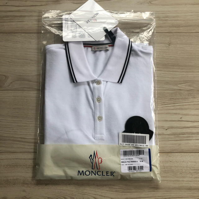 MONCLER(モンクレール)の新品　MONCLER  モンクレール　ポロシャツ　レディース  レディースのトップス(ポロシャツ)の商品写真