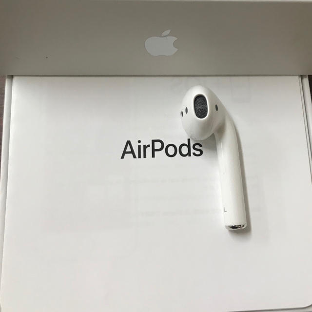 Apple(アップル)のAirpods Apple  エアーポッズ    第二世代左耳L　アップル正規品 スマホ/家電/カメラのオーディオ機器(ヘッドフォン/イヤフォン)の商品写真