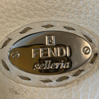 フェンディ(FENDI)のFENDI 羊革レザーホワイトx シルバー金具xFENDIロゴ入りポーチ(ポーチ)