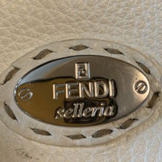 フェンディ(FENDI)のFENDI ホワイト羊革製xシルバーFENDI ロゴいりコインケース (コインケース)