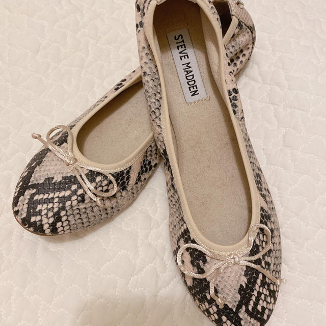 Steve Madden(スティーブマデン)の新品★スティーブマデン　パイソン　フラットシューズ レディースの靴/シューズ(バレエシューズ)の商品写真