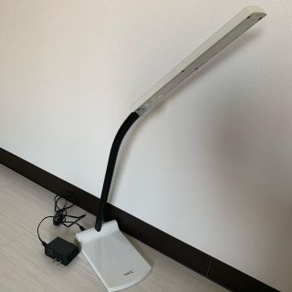 エヌイーシー(NEC)のLEDスタンド　ホワイト(フロアスタンド)