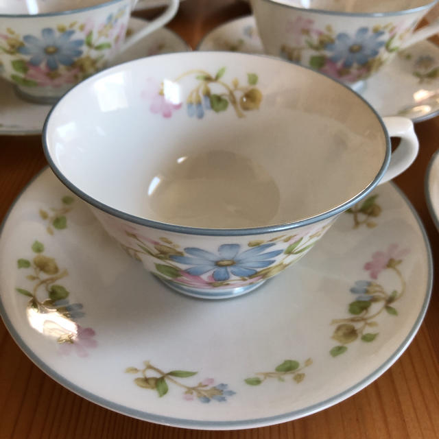 Noritake(ノリタケ)の【明日まで大特価】ノリタケ　カップ&ソーサー6組　と　グラス5組 インテリア/住まい/日用品のキッチン/食器(グラス/カップ)の商品写真