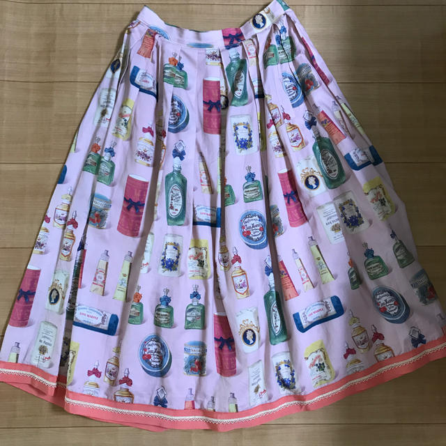 JaneMarple(ジェーンマープル)のジェーンマープル　香水瓶　スカート　ピンク レディースのスカート(ひざ丈スカート)の商品写真