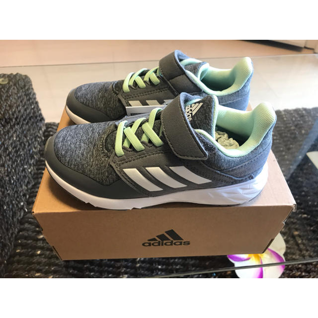 adidas(アディダス)のアディダス  adidas  スニーカー　18.0cm 新品未使用 キッズ/ベビー/マタニティのキッズ靴/シューズ(15cm~)(スニーカー)の商品写真