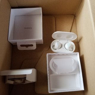 サムスン(SAMSUNG)のGALAXY　buds+　ほぼ新品(ヘッドフォン/イヤフォン)