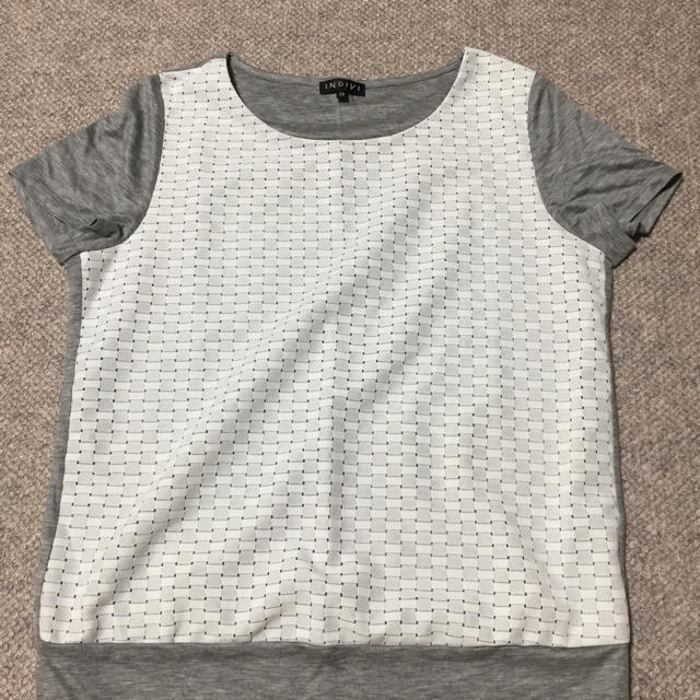 INDIVI(インディヴィ)のインディヴィ Tシャツ グレー×ホワイト サイズ38(M) 美品 レディースのトップス(Tシャツ(半袖/袖なし))の商品写真