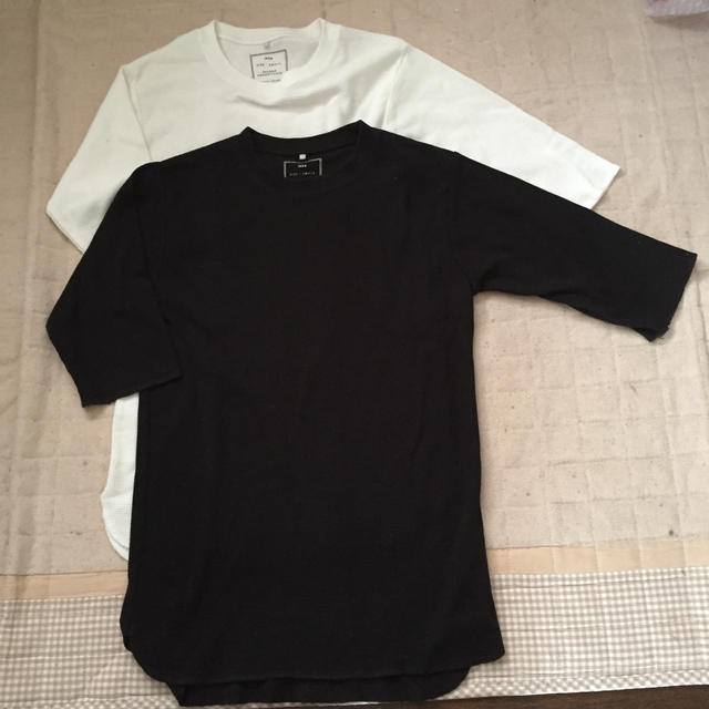 ikka(イッカ)の半袖カットソー  メンズＳ  ikka 白黒2枚セットで メンズのトップス(Tシャツ/カットソー(半袖/袖なし))の商品写真