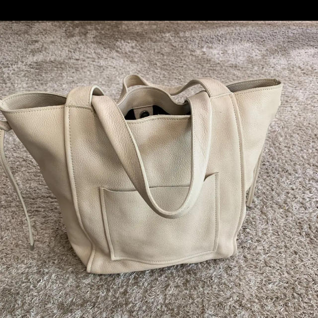 ZARA(ザラ)のザラ　ホワイトベージュのバッグ レディースのバッグ(トートバッグ)の商品写真