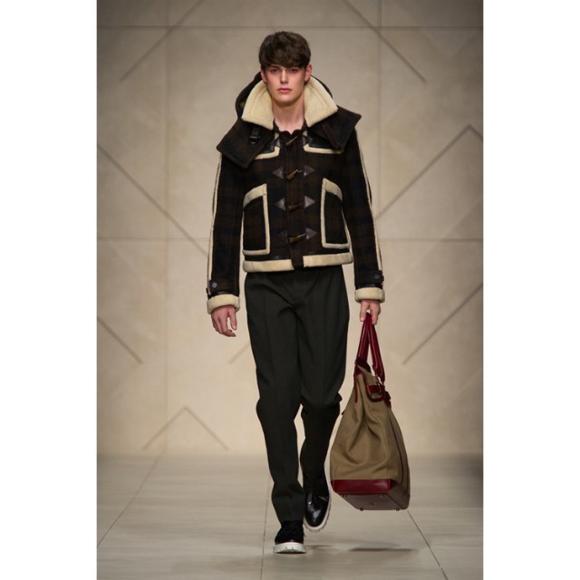 BURBERRY(バーバリー)の2011AW  バーバリープローサム  ムートン ダッフル コート  メンズのジャケット/アウター(ダッフルコート)の商品写真