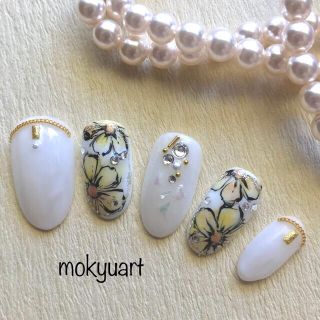 mokyuart45＊ボタニカルフラワー　ネイルチップ　イエロー　夏ネイル ハンドメイドのアクセサリー(ネイルチップ)の商品写真